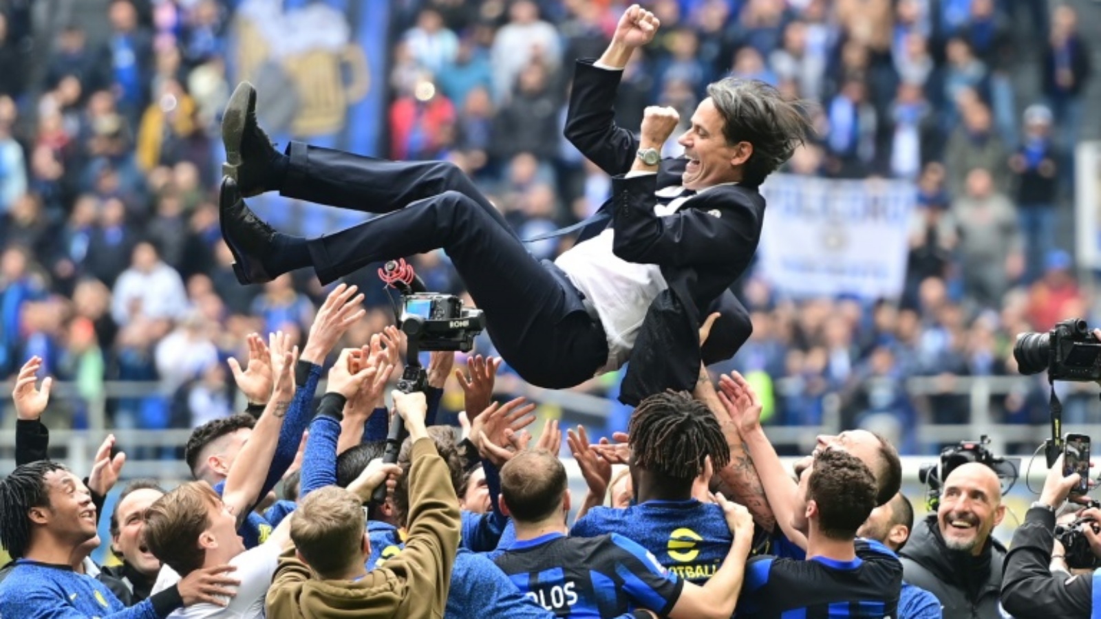 مدرب انتر ميلان سيموني إنزاغي محتفلا مع لاعبيه بعد الفوز بلقب الدوري الإيطالي لكرة القدم في سان سيرو في 22 نيسان (ابريل) 2024 
