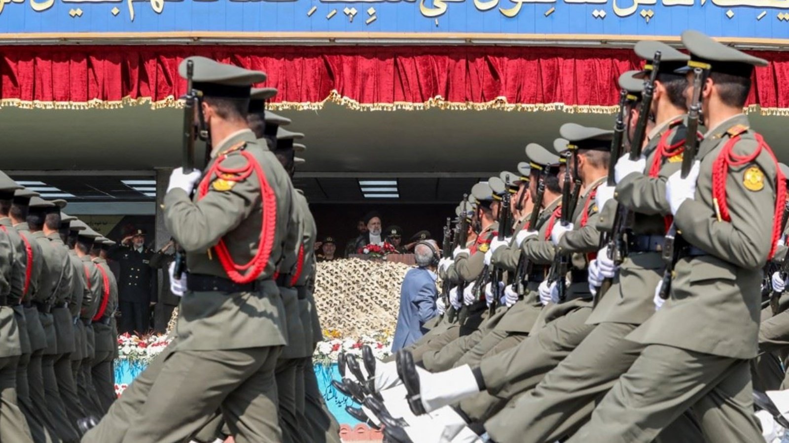عرض عسكري بحضور الرئيس الإيراني إبراهيم رئيسي