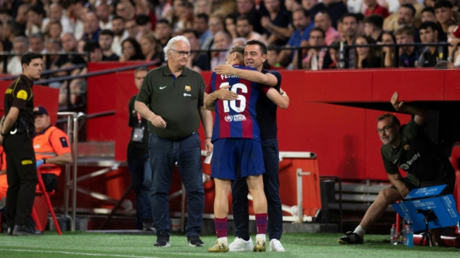 لاعب وسط برشلونة فيرمين لوبيس يحتفل بتسجيله هدفا مع المدرب المُقال تشافي هيرنانديس