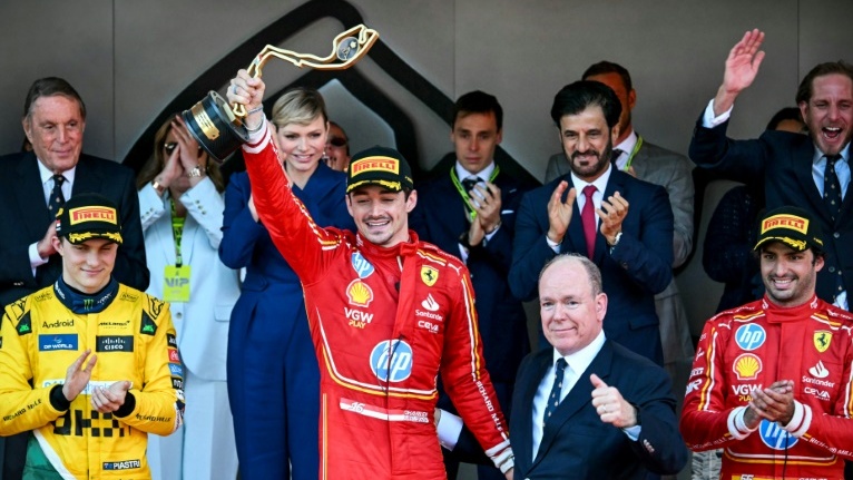 سائق فيراري شارل لوكلير من موناكو برفع كأس سباق جائزة موناكو الكبرى وبدا إلى جانبه الأمير ألبرت الثاني 
