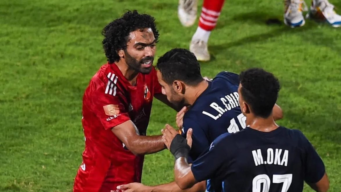 لاعب الأهلي حسين الشحات أثناء الاعتداء على اللاعب المغربي محمد الشيبي