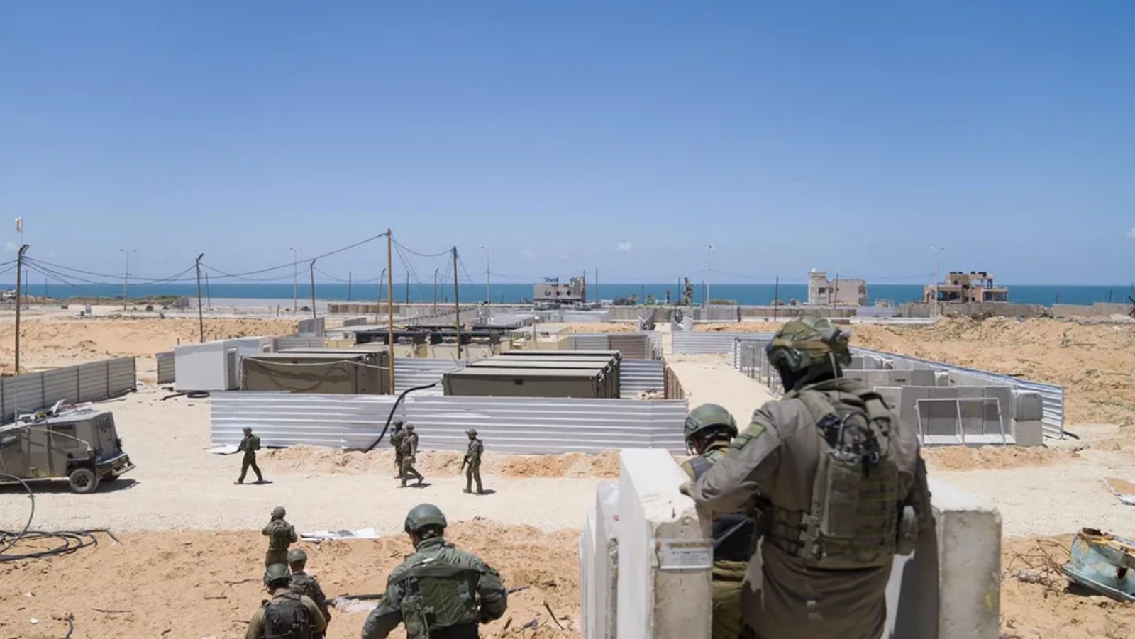 قوات إسرائيلية تشرف على عمليات الرصيف العائم