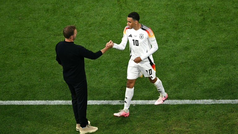 مدرب ألمانيا يوليان ناغلسمان يُهنّئ جمال موسيالا بعد استبداله في مباراة الفوز على اسكلتندا 5-1 في افتتاح كأس أوروبا 2024 لكرة القدم. 14 حزيران/يونيو، ميونيخ