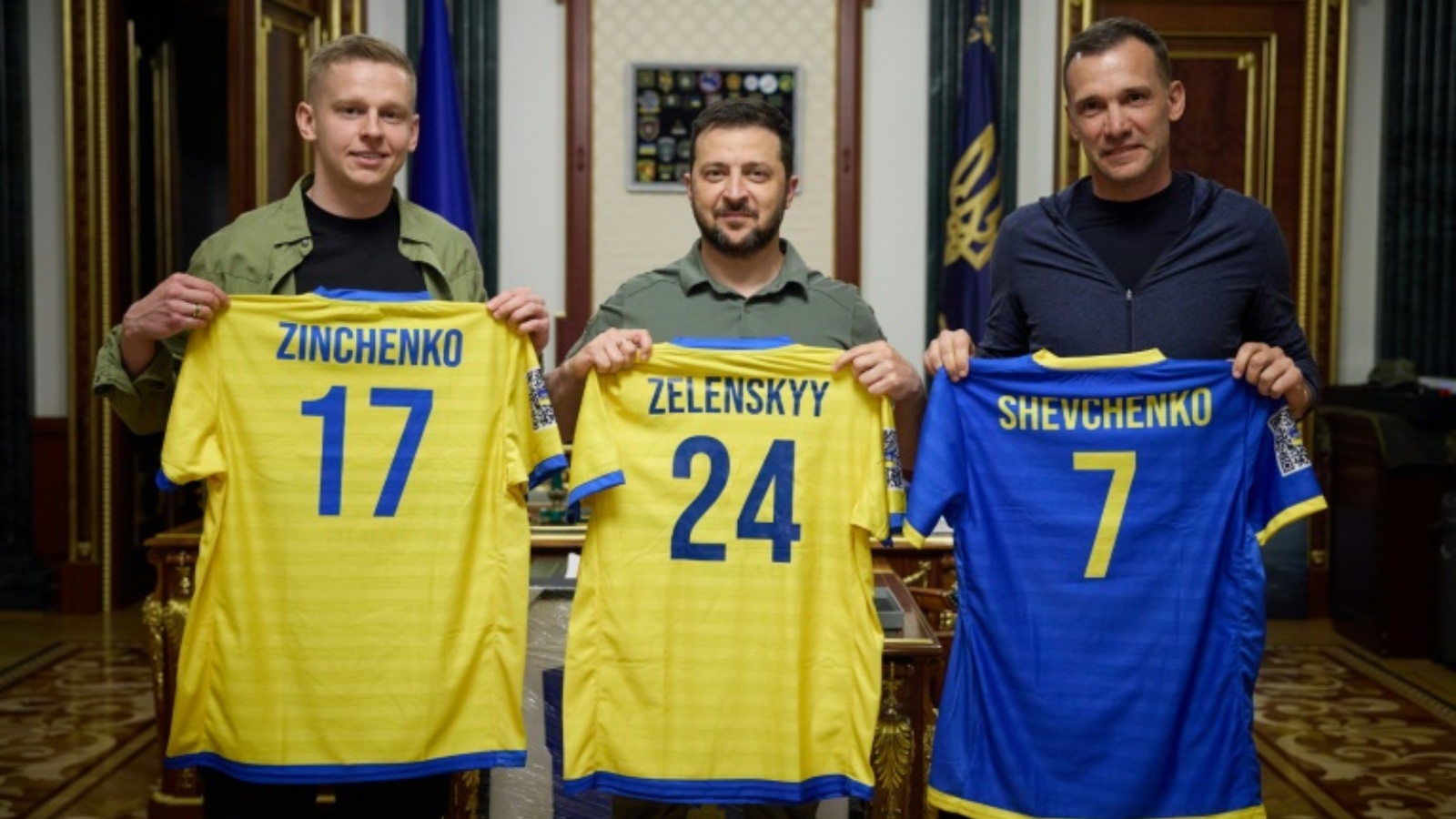 أسطورة كرة القدم الأوكرانية أندري شفتشنكو الذي يرأس حالياً الاتحاد المحلي للعبة مع الرئيس الأوكراني
