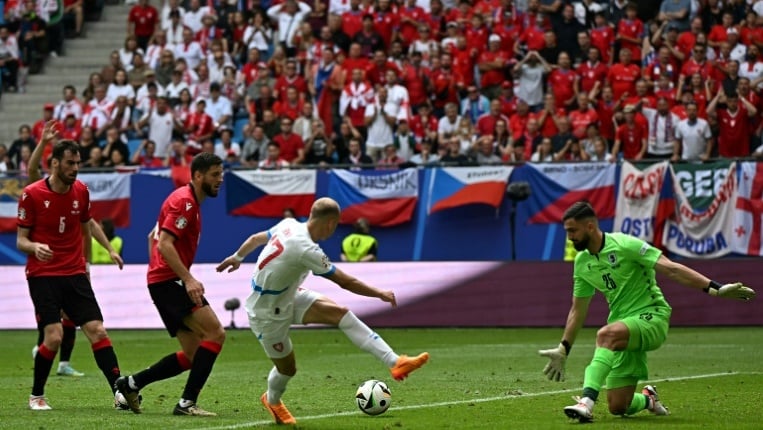 التشيكي فاتسلاف تشيرني (17) يُسدّد باتجاه مرمى الحارس جورجي مامارداشفيلي من جورجيا في مواجهة المنتخبين في الجولة الثانية من منافسات المجموعة السادسة من كأس أوروبا 2024 