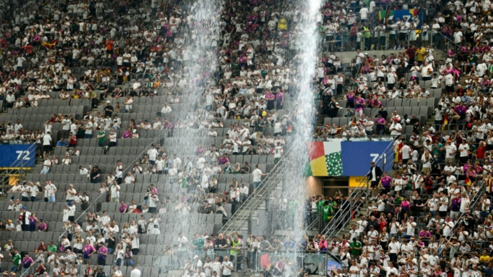 المياه تدفق بغزارة من سقف الملعب خلال مباراة المانيا والدنمارك ضمن الدور ثمن النهائي لكأٍ اوروبا 2024 لكرة القدم على ملعب دورتموند. الخميس 29 حزيران (يونيو) 2024