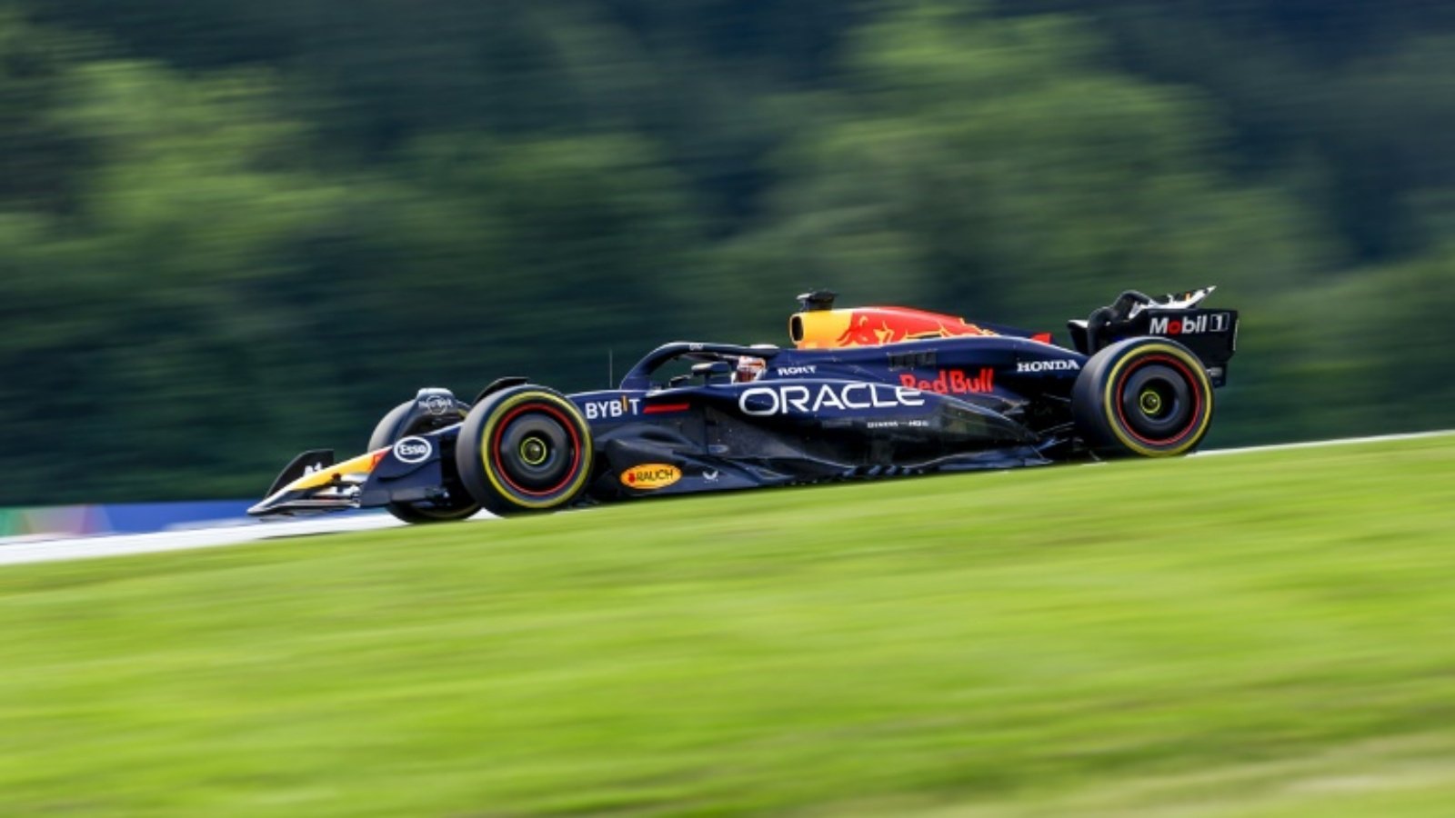 سائق ريد بول الهولندي ماكس فيرستابن خلال تصفيات سباق السرعة في جائزة النمسا الكبرى للفورمولا واحد في سبيلبيرغ في 27 حزيران (يونيو) 2024