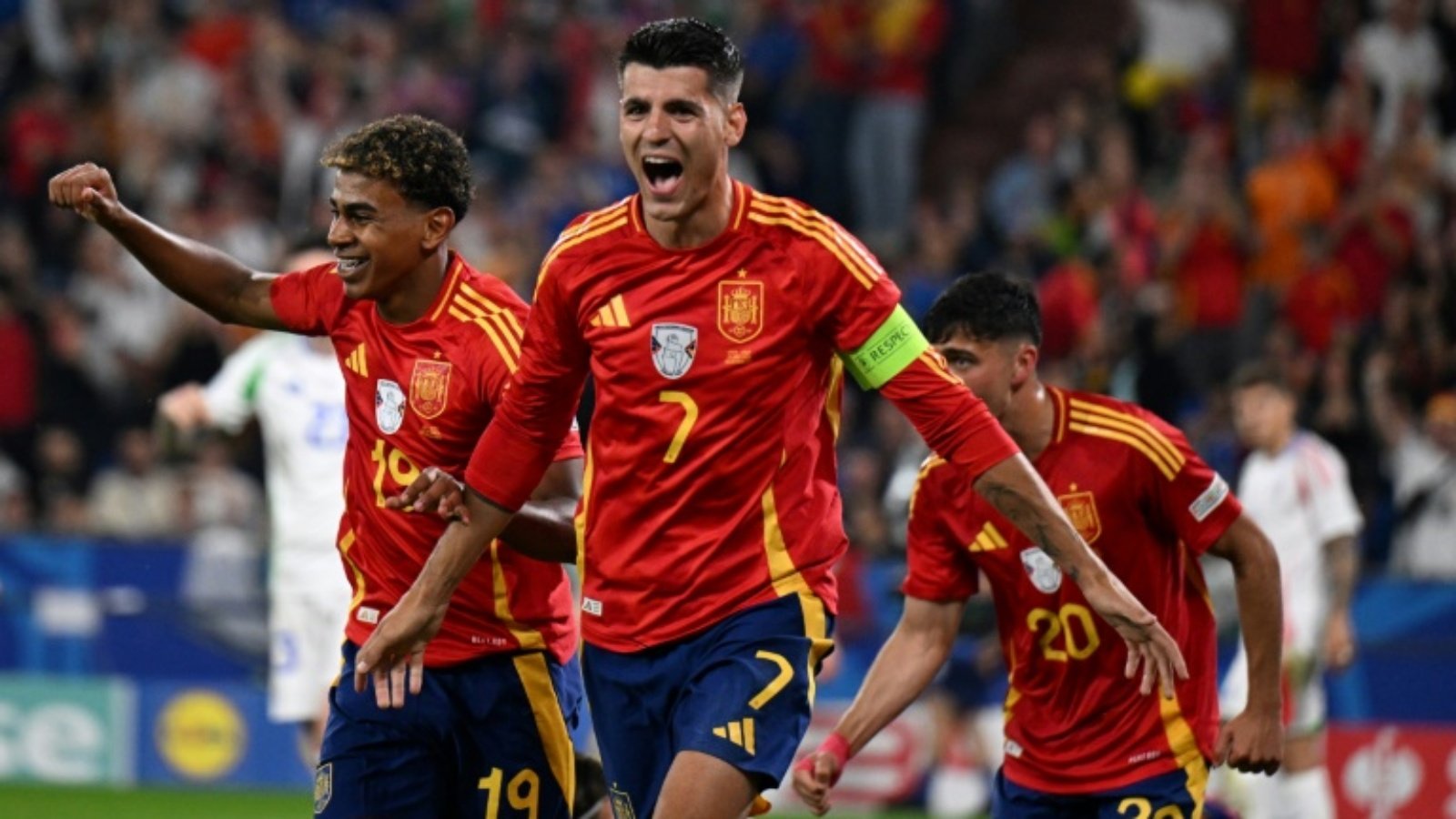 لاعبو إسبانيا يحتفلون بهدفٍ عكسي في مرمى إيطاليا ضمن المرحلة الثانية من دور المجموعات في كأس أوروبا 2024 لكرة القدم. غلزنكيرشن في 20 حزيران (يونيو) 2024