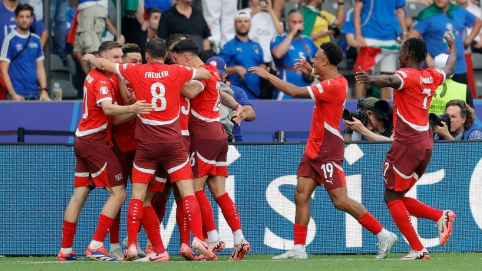 لاعبو سويسرا يحتفلون بالتسجيل في مرمى إيطاليا خلال الدور ثمن النهائي لكأس أوروبا لكرة القدم. برلين في 29 حزيران (يونيو) 2024