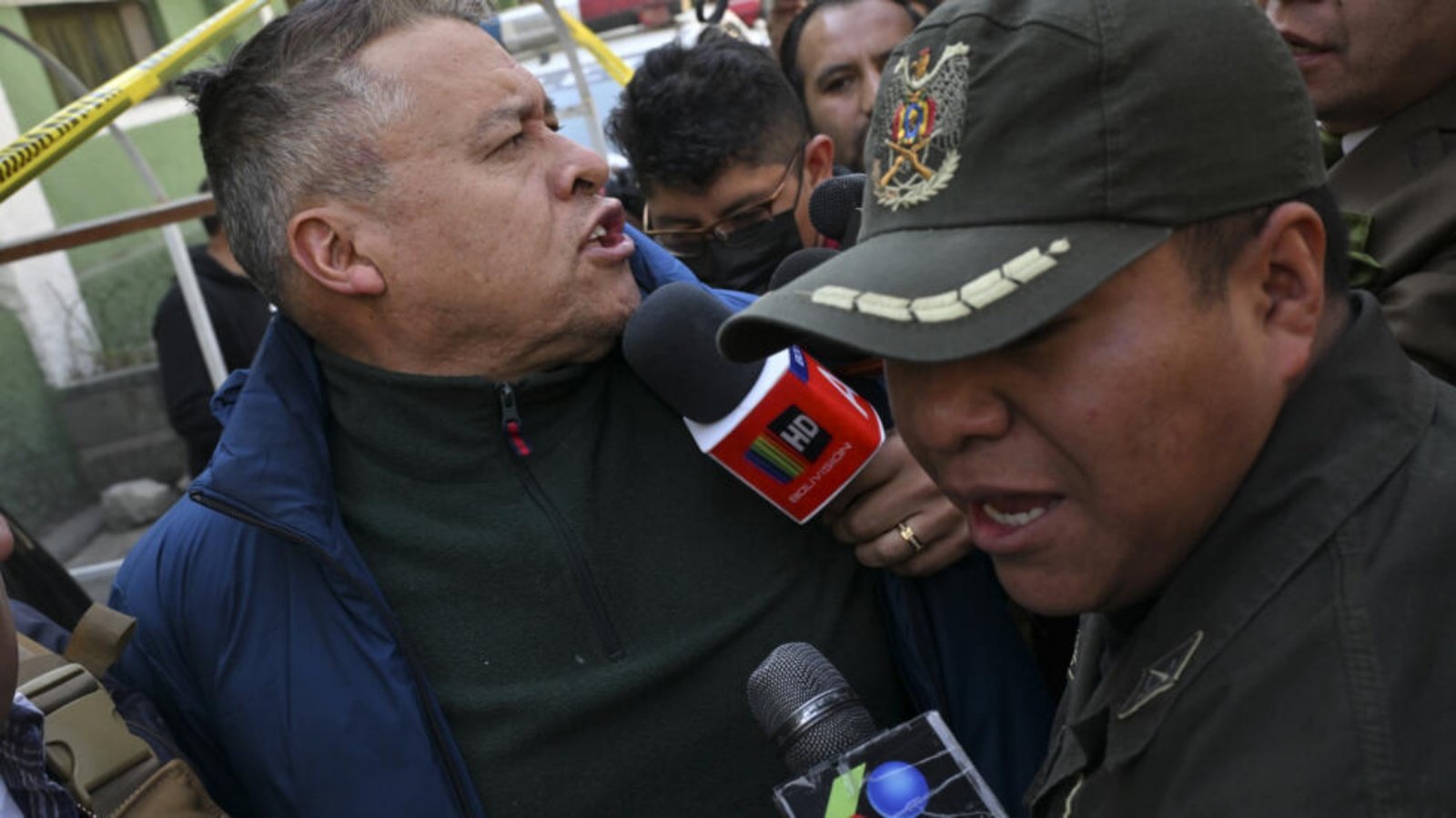 القائد السابق للجيش البوليفي الجنرال خوان خوسيه زونيغا يتحدث إلى الصحافة خلال نقله إلى سجن شديد الحراسة في 29 حزيران (يونيو) 2024 