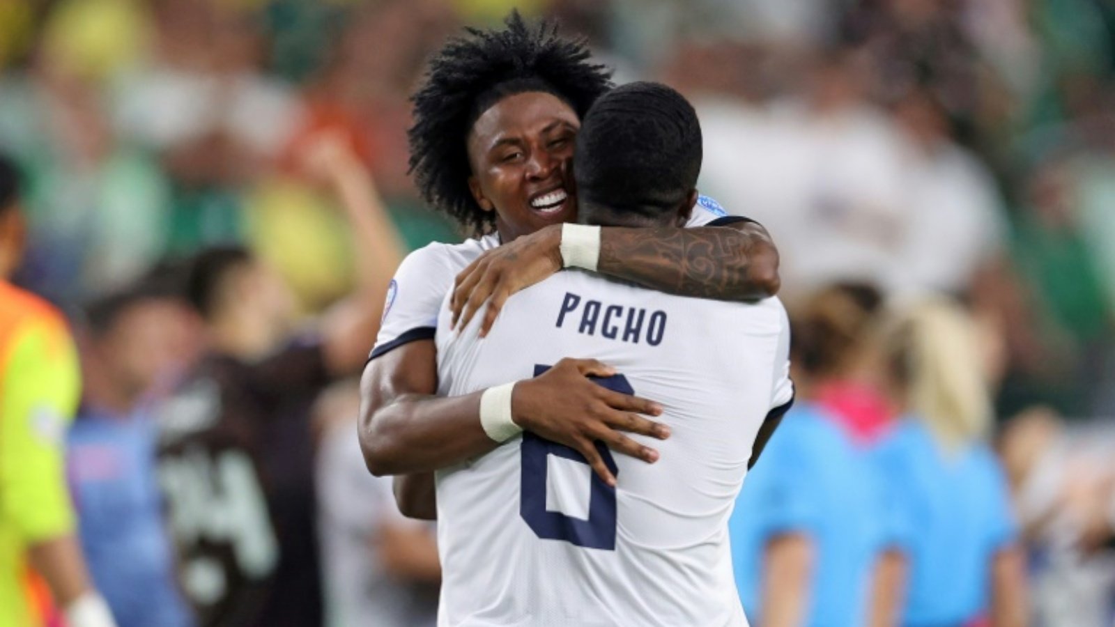 لاعبا الإكوادور أنخيلو بريسيادو (يسار) وويليان باتشو يحتفلان بعد التأهل إلى الدور ربع النهائي لبطولة كوبا أميركا في كرة القدم. غليندايل، اريزونا في 30 حزيران (يونيو) 2024