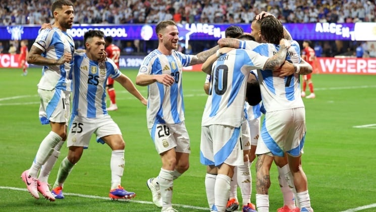 لاعبو الأرجنتين يحتفلون بالهدف الثاني في مرمى كندا (2-0) في الجولة الأولى من دور المجموعات في كوبا أميركا 2024 لكرة القدم. أتلانتا 