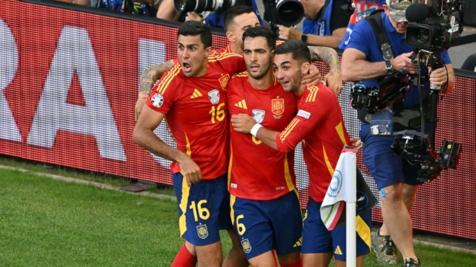 ميكيل ميرينو يحتفل مع زملائه بعد تسجيله هدف الفوز لإسبانيا على ألمانيا (2-1) في الدقيقة الاخيرة من الوقت الاضافي الثاني