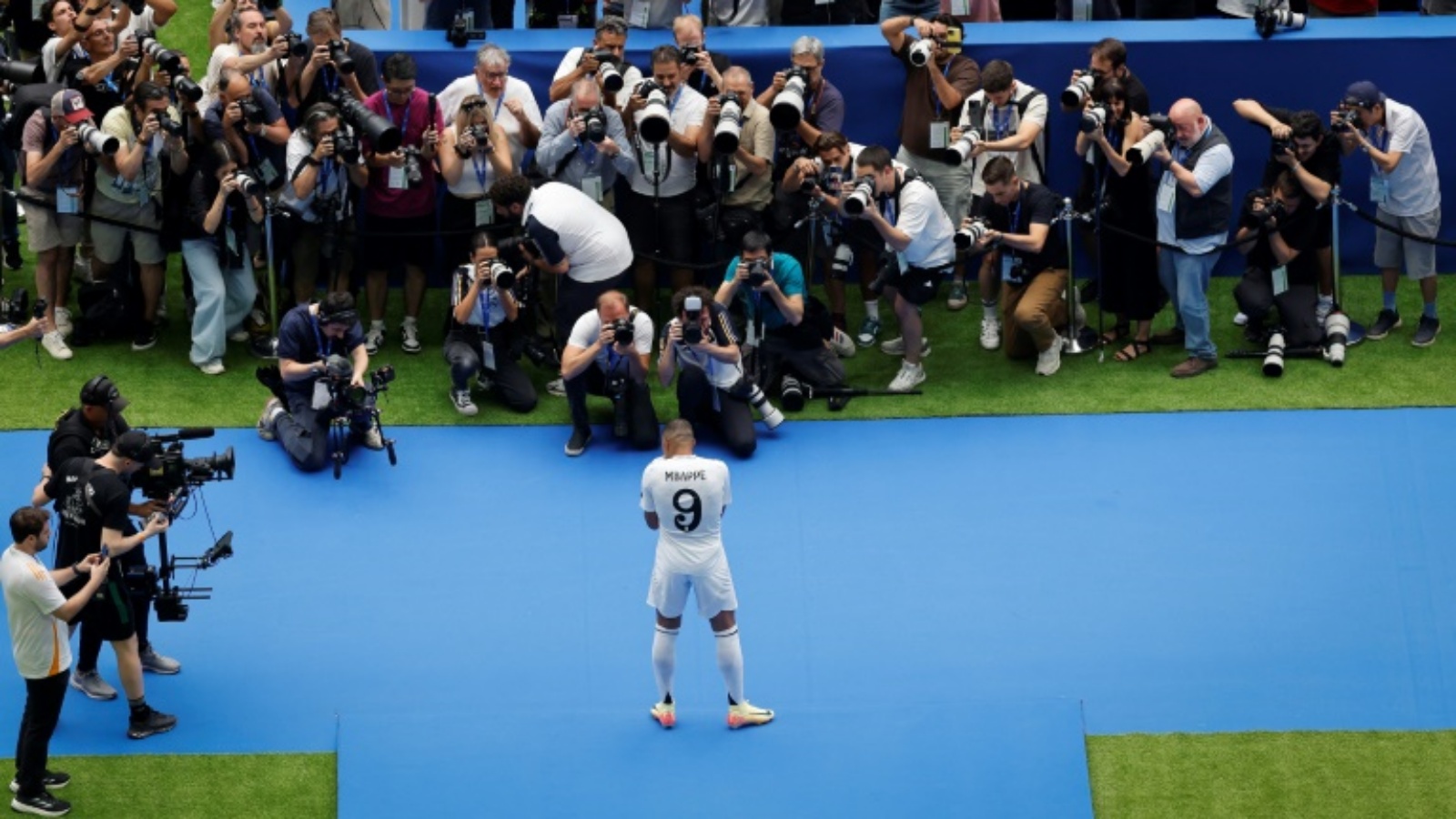 الفرنسي كيليان مبابي يقف أمام المصوّرين في ظهوره الأول بقميص ريال مدريد الإسباني على ملعب سانتياغو برنابيو. مدريد في 16 تموز (يوليو) 2024