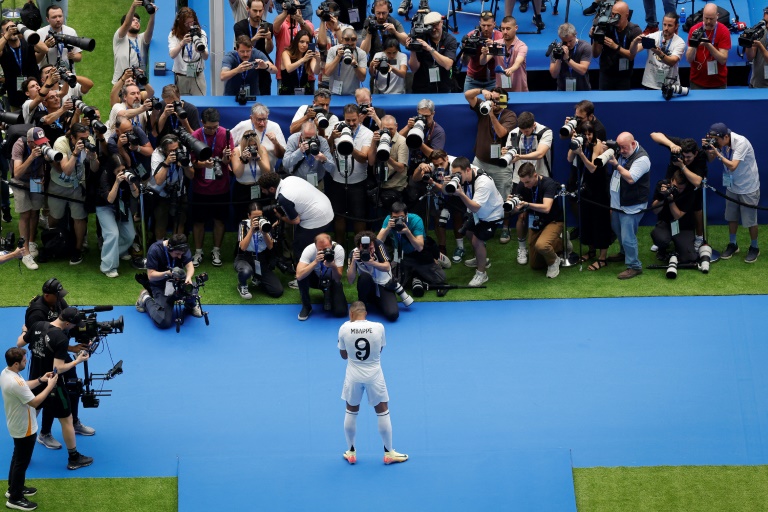 الفرنسي كيليان مبابي يقف أمام المصوّرين في ظهوره الأول بقميص ريال مدريد الإسباني على ملعب سانتياغو برنابيو. مدريد في 16 تموز/يوليو 2024