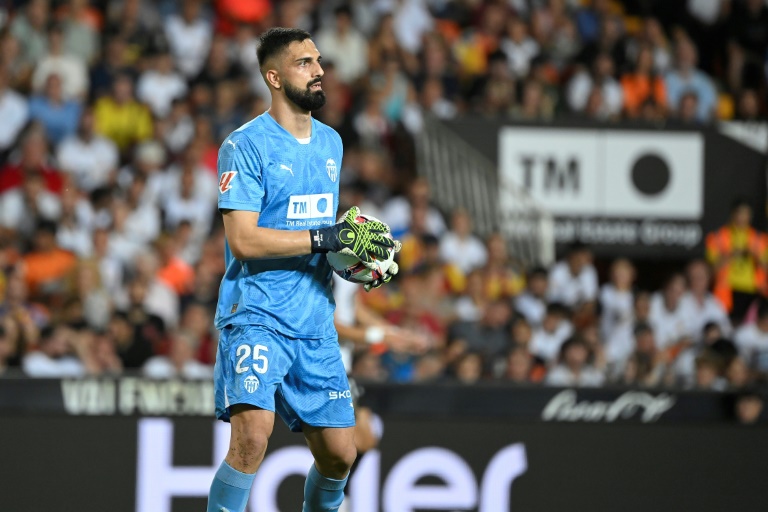 جورجي مامارداشفيلي، حارس مرمى فالنسيا في مباراة أمام برشلونة ضمن الدوري الإسباني لكرة القدم. فالنسيا في 17 آب/أغسطس 2024