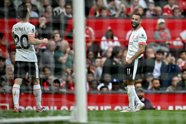 الجناح الدولي المصري محمد صلاح (يمينا) محتفلا خلال مواجهة مانشستر يونايتد التي حسمها ليفربول 3-0 على ملعب أولد ترافورد ضمن الدوري الإنكليزي في الأول من أيلول/سبتمبر 2024