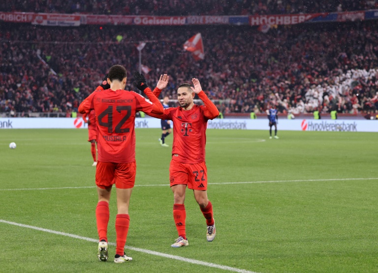 لاعبا بايرن جمالا موسيالا والبرتغالي رافايل غيريرو يحتفلان بالفوز 4-2 على هايدنهايم ضمن الدوري الألماني لكرة القدم السبت 7 كانون الاول/ديسمبر 2024