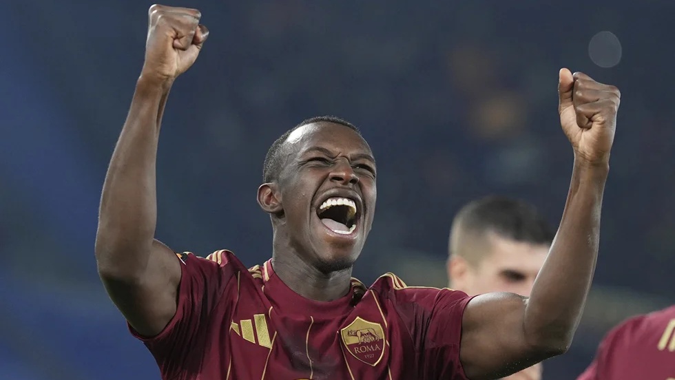 النجم السعودي سعود عبد الحميد لاعب فريق روما الإيطالي