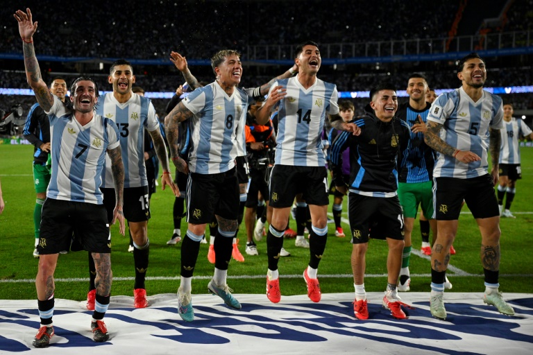 لاعبو الأرجنتين يحتفلون بعد فوزهم الكبير على البرازيل 4-1 في تصفيات مونديال 2026