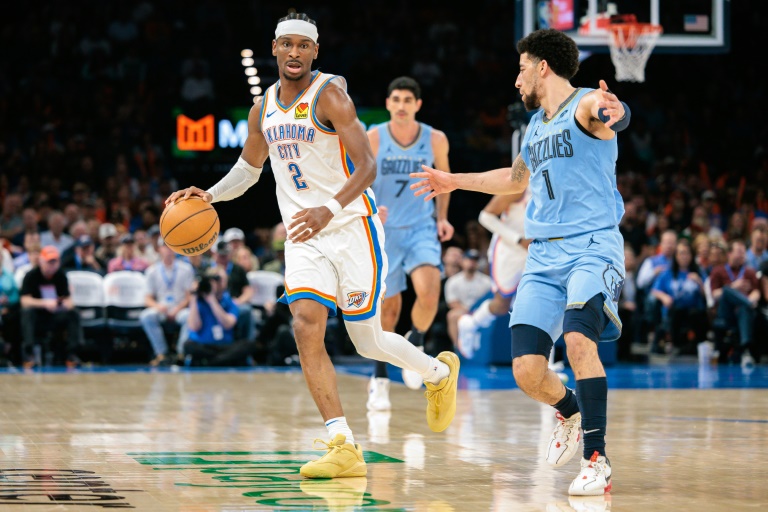 الكندي شاي غلجيوس ألكسندر (رقم 2) خلال مباراة أوكلاهوما سيتي ثاندر وممفيس غريزليز في دوري كرة السلة الأميركي للمحترفين. أوكلاهوما سيتي، أوكلاهوما، في 27 آذار/مارس 2025