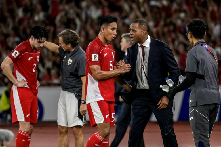 الهولندي باتريك كلويفرت (يمين) يحتفل بهدف إندونيسيا في مرمى البحرين ضمن التصفيات المؤهلة إلى نهائيات كأس العالم 2026 في كرة القدم. جاكرتا، الثلاثاء في 25 آذار/مارس 2025