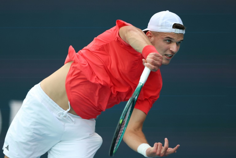 التشيكي ياكوب منتشيك يرسل خلال مباراته أمام الفرنسي أرتور فيس في اليوم العاشر من دورة ميامي المفتوحة في ملعب هارد روك في في ميامي غاردنز، فلوريدا في 27 آذار/مارس 2025