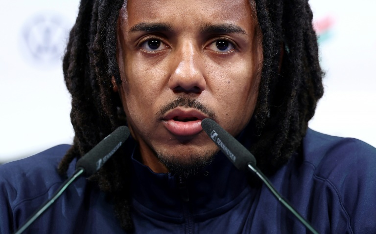 المدافع الفرنسي جول كونديه خلال مؤتمر صحافي مع منتخب بلاده في كليرفونتين في 18 آذار/مارس 2025