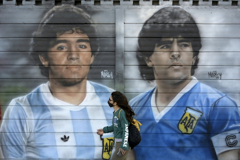 صورة جدارية للرسام مارلي لأسطورة كرة القدم الأرجنتيني دييغو أرماندو مارادونا الذي توفي في 25 تشرين الثاني/نوفمبر 2020 عن عمر يناهز 60 عاما