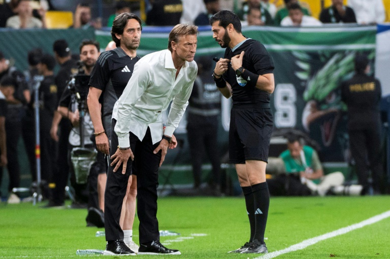 الفرنسي هيرفي رونار مدرب السعودية يستمع للحكم في مواجهة الصين ضمن التصفيات المؤهلة إلى كأس العالم 2026 لكرة القدم. الرياض، في 20 آذار/مارس 2025