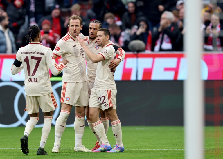 لاعبو بايرن ميونيخ يحتفلون بهز شباك سانت باولي (3-2) في الدوري الالماني في 29 آذار/مارس 2025