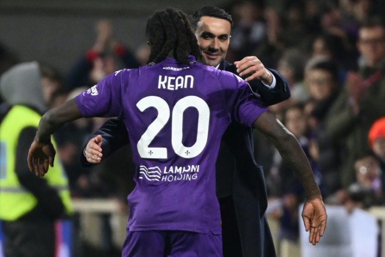 مويس كين يحضن مدربه رافاييلي بالادينو خلال مباراة فيورنتينا مع ضيفه إنتر في الدوري الإيطالي لكرة القدم. فلورنسا في 6 شباط/فبراير 2025