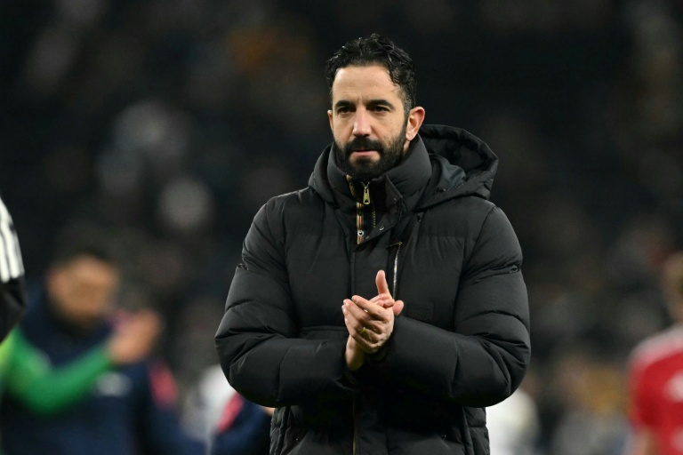 البرتغالي روبن أموريم مدرب مانشستر يونايتد يحيي الجماهير بعد مباراة فريقه أمام توتنهام في لندن في 16 شباط/فبراير 2025