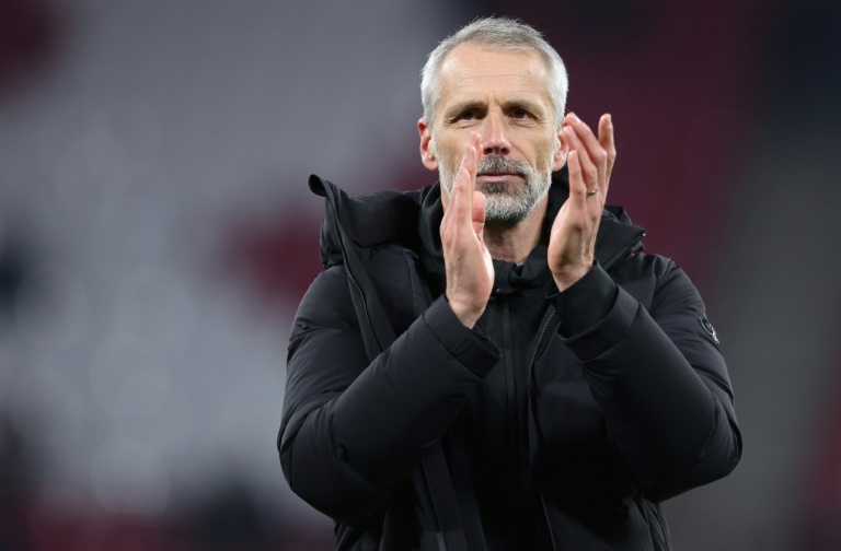 مدرب لايبزيغ الالماني ماركو روزه يحيي الجماهير بعد انتهاء مباراة فريقه أمام بوروسيا دورتموند في لايبزيغ شرق ألمانيا في 15 آذار/مارس 2025