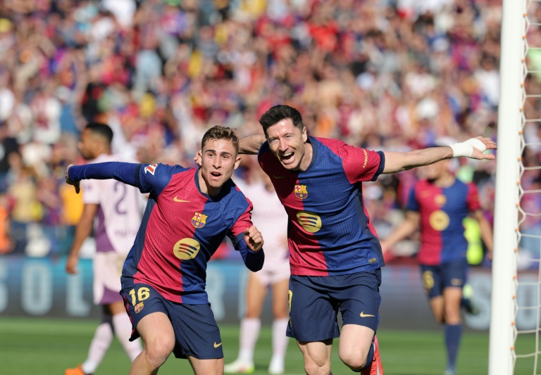 سجل المهاجم البولندي روبرت ليفاندوفسكي هدفين لبرشلونة خلال الفوز على جيرونا 4-1 ضمن المرحلة 29 من الدوري الاسباني لكرة القدم الاحد في 30 آذار/مارس 2025