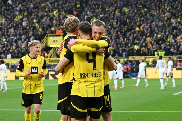 لاعبو بوروسيا دورتموند يحتفلون بهدف لماكسيميليان باير (يمين) في مرمى ماينتس خلال لقاء الفريقين في الدوري الألماني لكرة القدم. دورتموند، غرب ألمانيا، في 30 آذار/مارس 2025