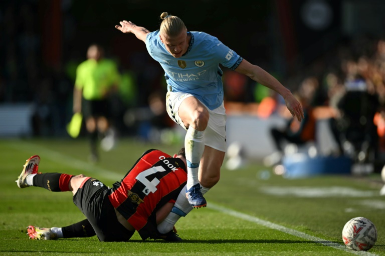 لحظة اصابة نجم مانشستر سيتي إرلينغ هالاند بعد تدخل من لاعب بورنموث لويس كوك خلال مواجهة الفريقين في ربع نهائي كأس إنكلترا الاحد في 30 آذار/مارس 2025