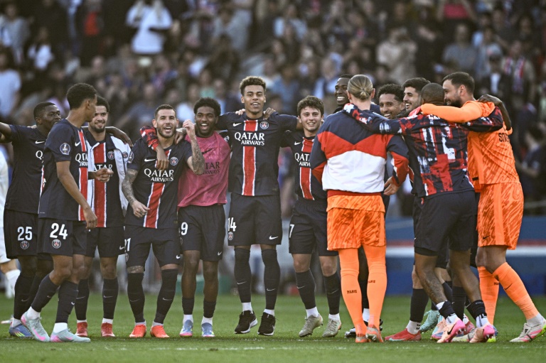 لاعبو باريس سان جرمان يحتفلون بعد حسمهم لقب الدوري إثر الفوز على أنجيه في الدوري الفرنسي لكرة القدم. باريس، في 5 نيسان/أبريل 2025