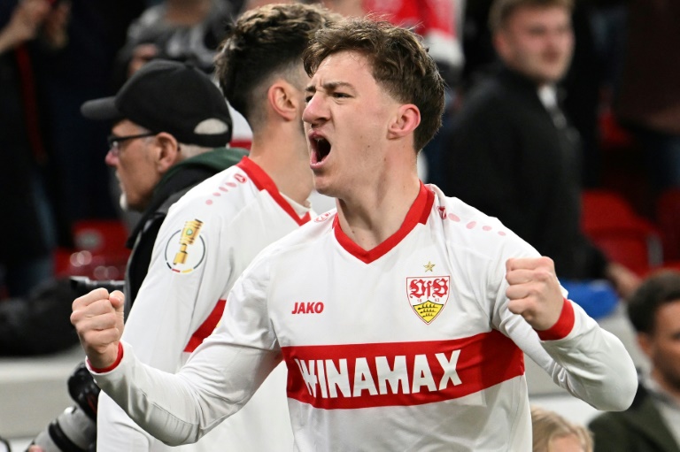 لاعب وسط شتوتغارت أنجيلو ستيلر يحتفل بافتتاحه التسجيل في مرمى لايبزيغ (3-1) في نصف نهائي مسابقة كأس ألمانيا في شتوتغارت في الثاني من نيسان/أبريل 2025