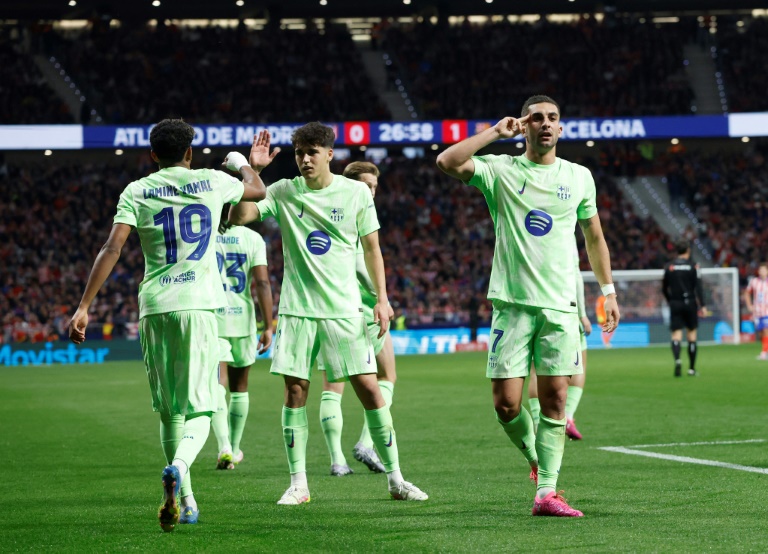 لاعبو برشلونة يحتفلون بهدف الفوز على اتلتيكو مدريد (1-0) في اياب نصف نهائي مسابقة كأس إسبانيا في مدريد في الثاني من نيسان/أبريل 2025