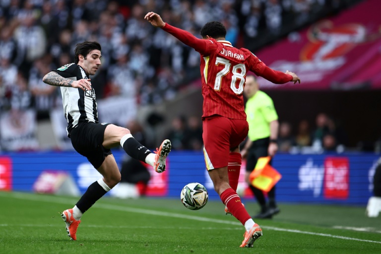 الإيطالي ساندرو تونالي (يسار) لاعب وسط نيوكاسل أمام جاريل كوانساه لاعب ليفربول في نهائي كأس الرابطة الإنكليزية لكرة القدم. ملعب ويمبلي، لندن، في 16 آذار/مارس 2025