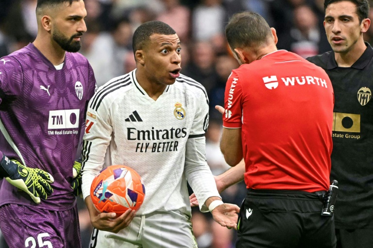 الفرنسي كيليان مبابي مهاجم ريال مدريد خلال خسارة فريقه أمام فالنسيا 1-2 في ملعب سانتياغو برنابيو في مدريد في 5 نيسان/أبريل 2025