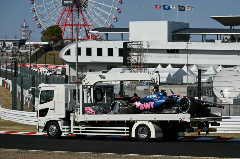 شاحنة تنقل سيارة ألبين الخاصة بالاسترالي جاك دوهان بعد حادث تعرض له خلال التجارب الحرة لجائزة اليابان الكبرى في الفورمولا واحد. سوزوكا، في 4 نيسان/أبريل 2025