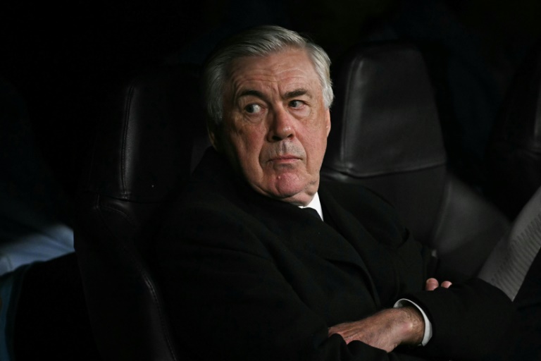 الإيطالي كارلو أنشيلوتي مدرب ريال مدريد الإسباني أمام مانشستر سيتي خلال إياب الملحق المؤهل إلى ثمن نهائي دوري الأبطال في ملعب سانتياغو برنابيو في مدريد في 19 شباط/فبراير 2025