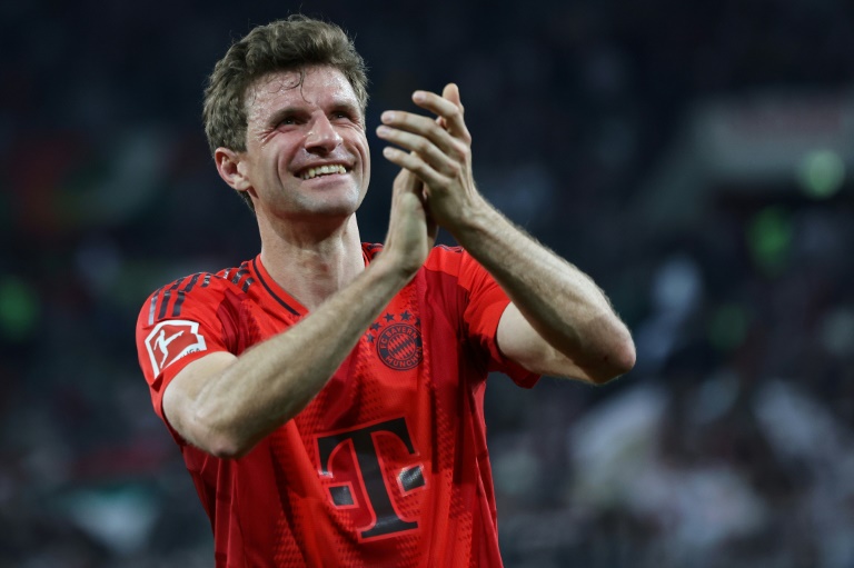 توماس مولر بعد مباراة لبايرن ميونيخ ضد أوغسبورغ في الدوري الالماني لكرة القدم. أوغسبورغ، جنوب ألمانيا، في 4 نيسان/أبريل 2025