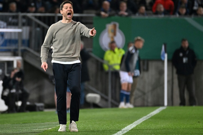 المدرب الاسباني لباير ليفركوزن شابي الونسو خلال المباراة ضد مضيفه ارمينيا بيليفيلد في نصف نهائي مسابقة كأس ألمانيا في الاول من نيسان/أبريل 2025