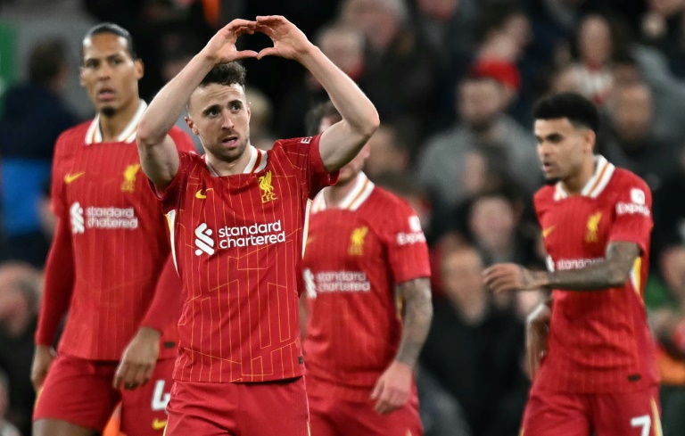 البرتغالي ديوغو جوتا مهاجم ليفربول فرحا بتسجيله هدف الفوز أمام إيفرتون في أنفيلد في ليفربول، شمال غرب إنكلترا في الثاني من نيسان/أبريل 2025
