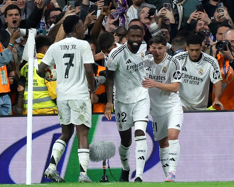 لاعبو ريال مدريد يحتفلون بهدف التأهل الى المباراة النهائية لمسابقة كأس إسبانيا في مرمى ريال سوسييداد (4-4 بعد التمديد) في مدريد في الاول من نيسان/أبريل 2025