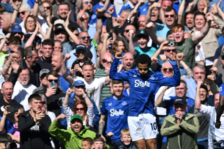 السنغالي إليمان نداي يحتفل بإدراكه التعادل لإيفرتون ضد ضيفه أرسنال في الدوري الإنكليزي لكرة القدم. ليفربول، شمال غرب إنكلترا، في 5 نيسان/أبريل 2025