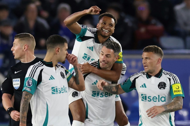 لاعبو نيوكاسل يحتفلون بهز شباك ليستر سيتي (3-0) في الدوري الانكليزي في السابع من نيسان/أبريل 2025